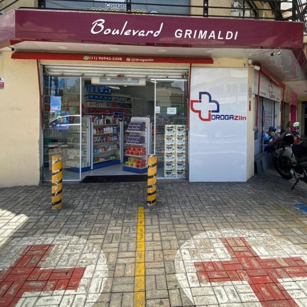 Farmacêutica atendendo cliente com atenção e cuidado