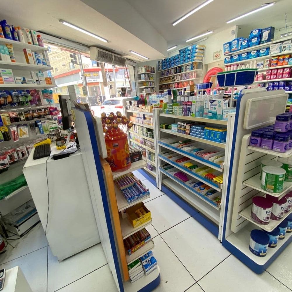Corredor com ampla variedade de produtos de saúde e bem-estar